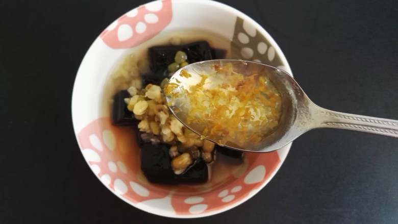 绿豆沙龟苓膏,加入糖桂花拌匀就可以食用啦,糖桂花的量根据自己的喜好哦。