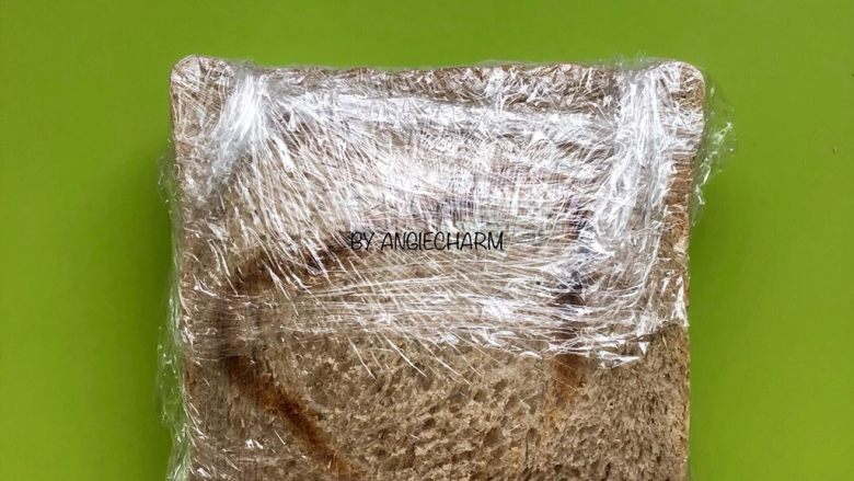 金枪鱼沙拉三明治,金枪鱼的那一片盖在鸡蛋上面,用保鲜膜紧紧包裹着,为了切面好看,一定要紧紧包裹,等待5分钟后再切。