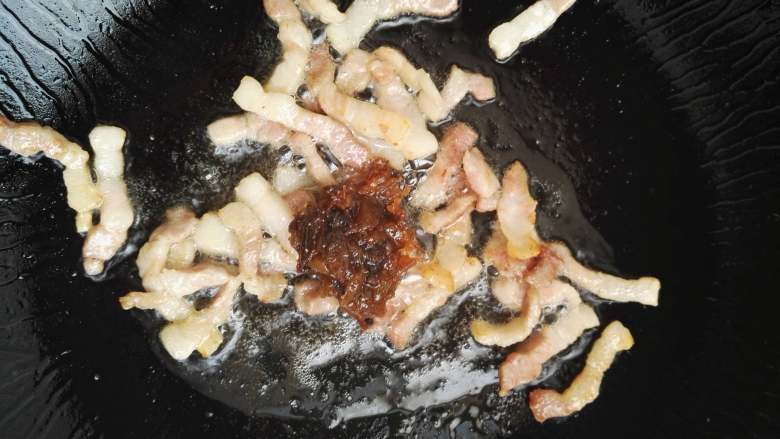 香而不腻、好吃又下饭的白玉菇荷兰豆炒五花肉,加入八宝酱,略炒一下。