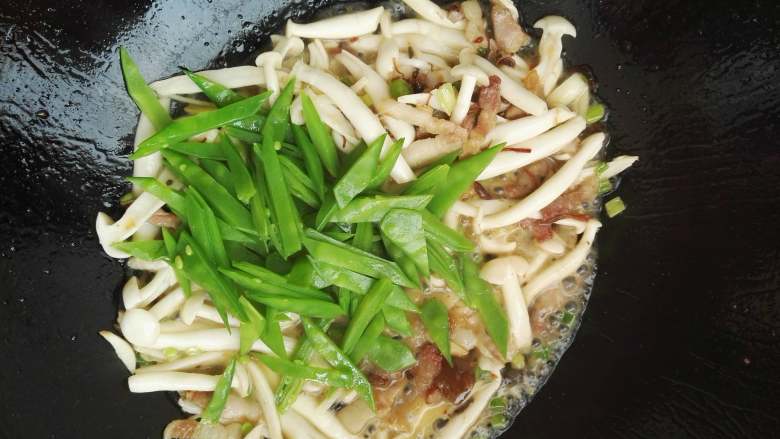 香而不腻、好吃又下饭的白玉菇荷兰豆炒五花肉,加入荷兰豆,翻炒均匀即可出锅装盘啦。