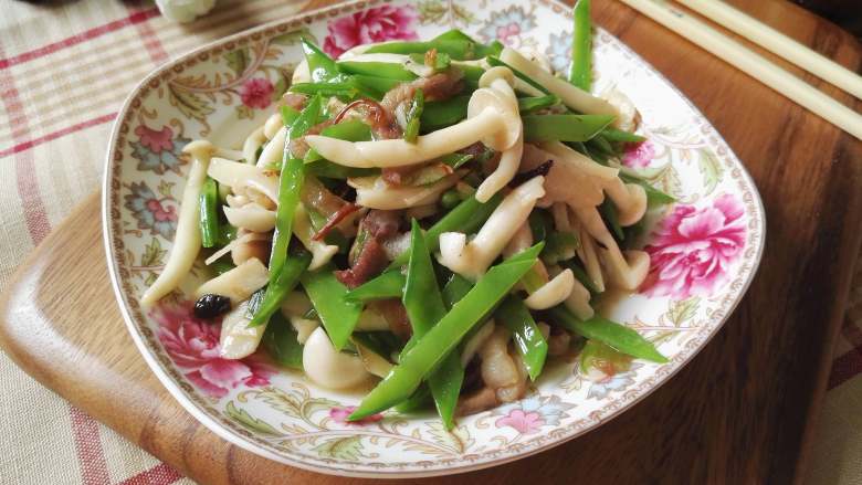 香而不腻、好吃又下饭的白玉菇荷兰豆炒五花肉,香香的白玉菇荷兰豆炒五花肉做好啦。