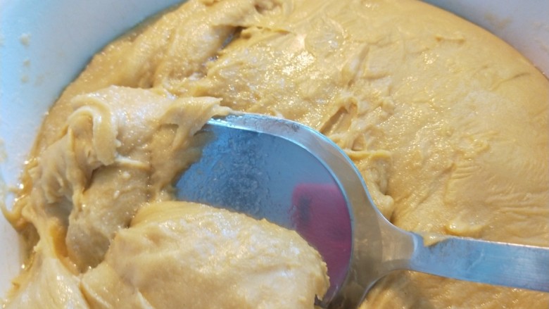 玫瑰豆沙黄面炸糕,蒸好的黄面很黏很烫,稍微放一下,在沾冷水合均匀。