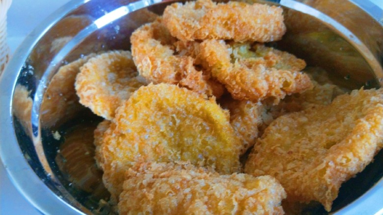 玫瑰豆沙黄面炸糕,炸制好的糕要趁热吃,外酥里糯好吃。