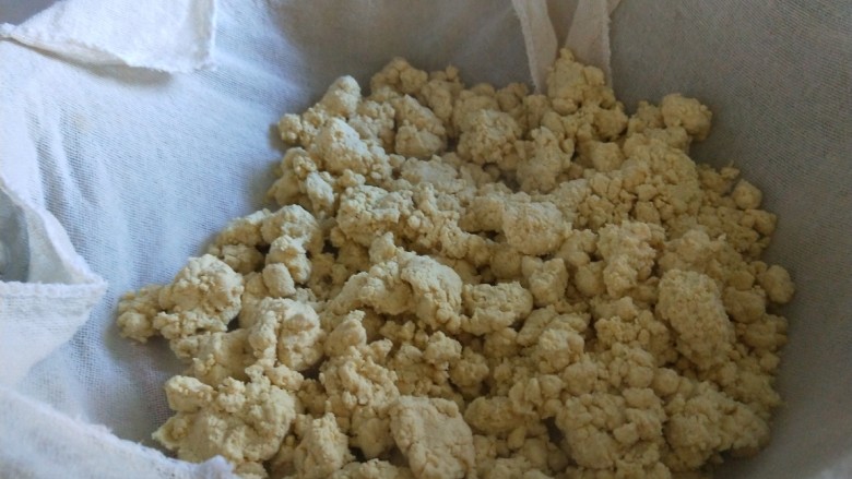 玫瑰豆沙黄面炸糕,铺上一层黄面疙瘩不要按,轻轻放入锅中。