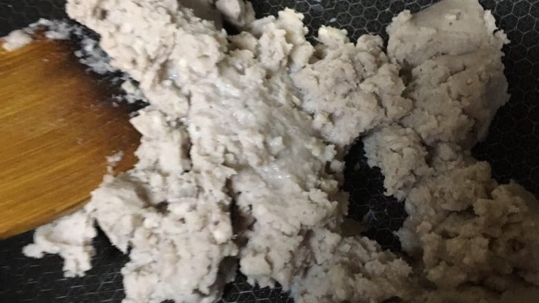 冰皮月饼
芋泥馅,热锅，放入1勺猪油（可以用食用油代替，但个人觉得猪油更香。待油热后倒入蒸熟的芋头用锅铲压碎，加入白<a style='color:red;display:inline-block;' href='/shicai/ 10588'>糖</a>，少许<a style='color:red;display:inline-block;' href='/shicai/ 156925'>水</a>，小火炒到<a style='color:red;display:inline-block;' href='/shicai/ 10588'>糖</a>化即可。