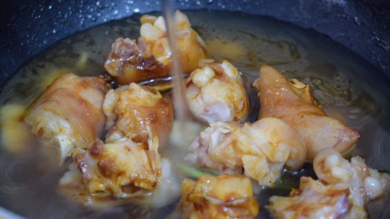 黄梅酱焖猪蹄,加入清水,没过猪蹄