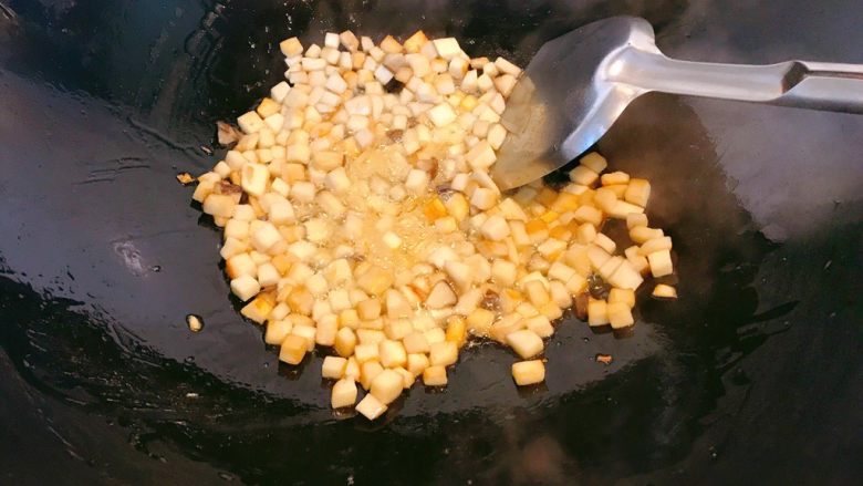 香辣杏鲍菇丁,中小火煎炸至表面微焦沥干油暂出锅。
