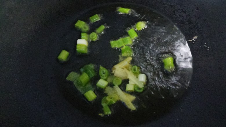 家常~~炒土豆丝,锅里热油,把葱姜爆香。