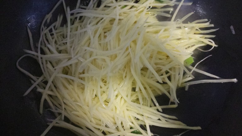 家常~~炒土豆丝,然后加入土豆丝炒。