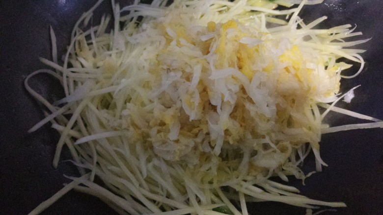 家常~~炒土豆丝,再加入酸菜。