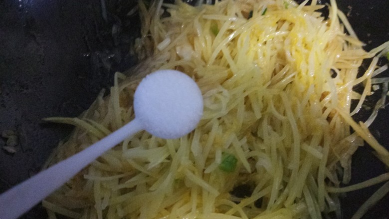 家常~~炒土豆丝,再加一勺盐。
