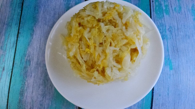 家常~~炒土豆丝,然后准备一碗<a style='color:red;display:inline-block;' href='/shicai/ 3361'>酸菜</a>。