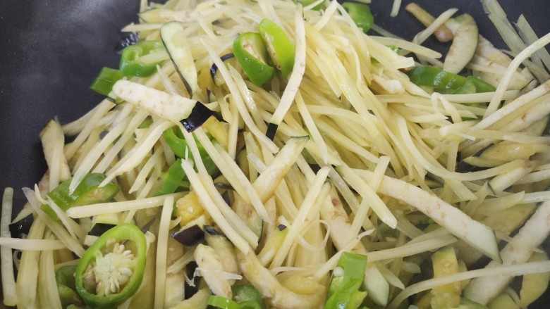 茄子丝炒土豆丝,翻炒几下。