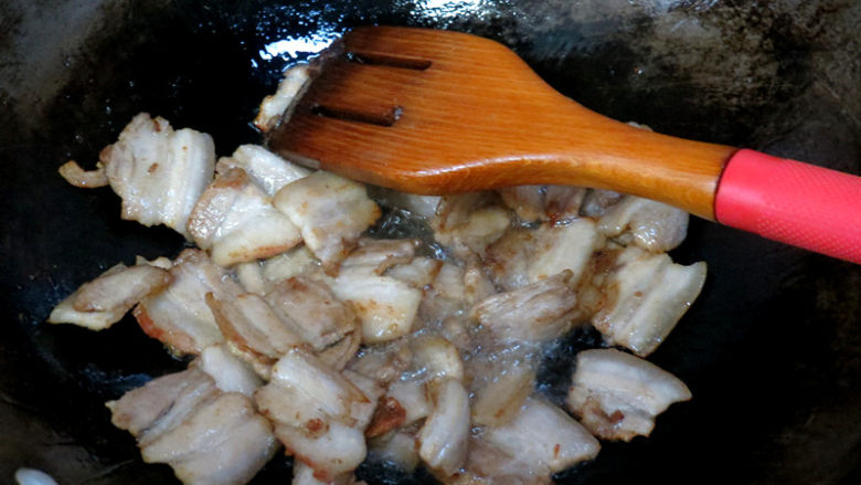 油而不腻的下饭菜【辣酱回锅肉】,倒入肉片，拨散迅速翻炒，再转至中火，不断煸炒，炒至肉片焦香