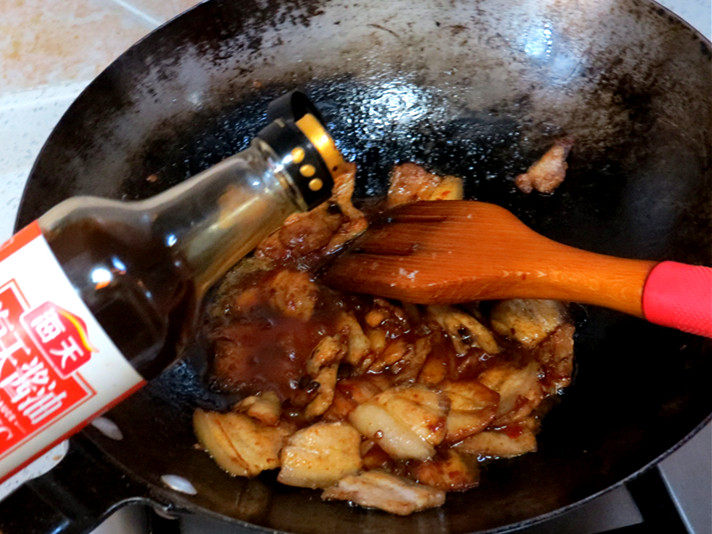 油而不腻的下饭菜【辣酱回锅肉】,再加入3小勺<a style='color:red;display:inline-block;' href='/shicai/ 788'>生抽</a>,转大火翻炒