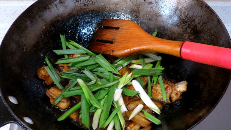 油而不腻的下饭菜【辣酱回锅肉】,洒入青蒜,翻炒均匀