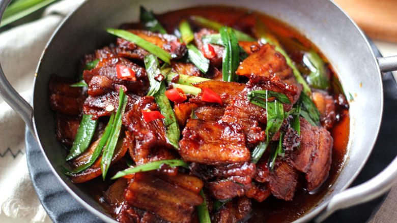 油而不腻的下饭菜【辣酱回锅肉】,青蒜断生即可出锅装盘