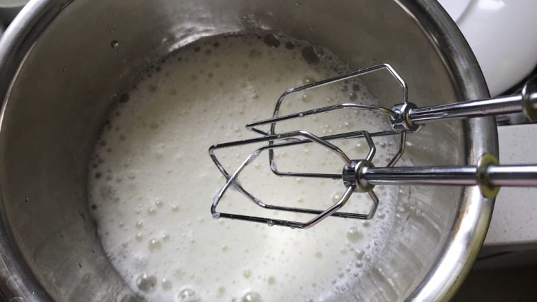 巧克力甘纳许淋面蛋糕(6寸),打发蛋白到硬性发泡,不然蛋糕也容易失败。
