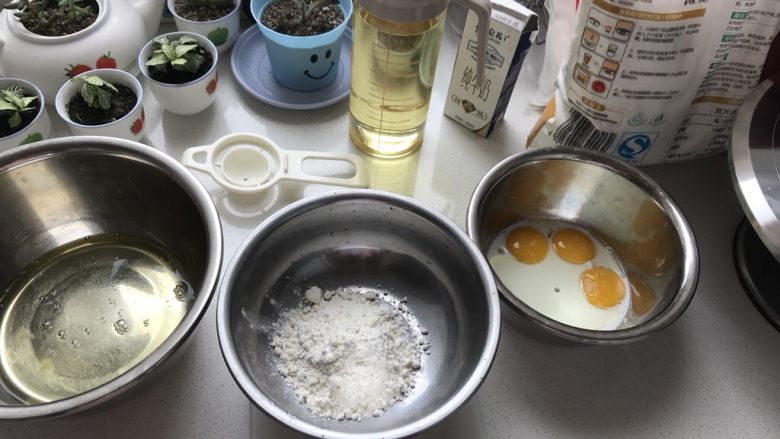 巧克力甘纳许淋面蛋糕(6寸),准备好材料,鸡蛋最好是四个,鸡蛋比较大三个也行,蛋白多一些成功率大。