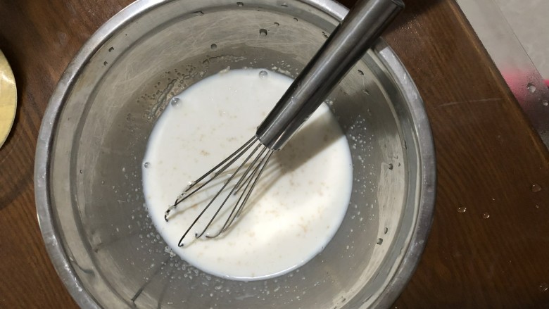 牛奶玉米发糕,加入<a style='color:red;display:inline-block;' href='/shicai/ 3729'>白糖</a>搅拌至融化。