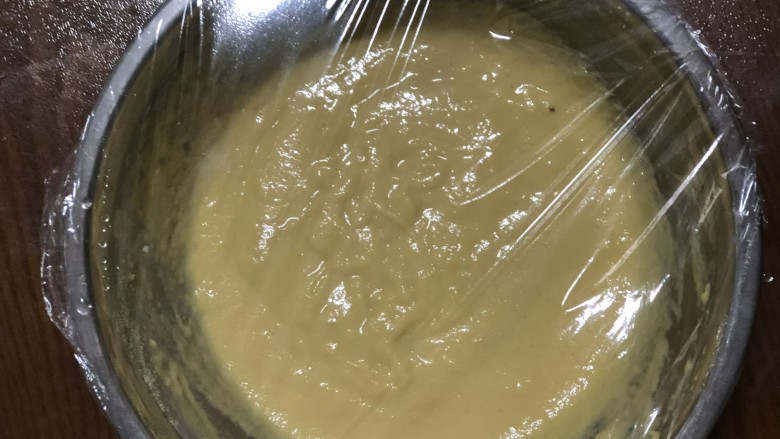 牛奶玉米发糕,盖上保鲜膜，放置余温暖的地方发酵。