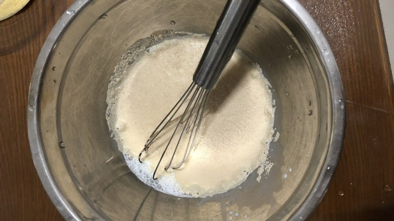 牛奶玉米发糕,<a style='color:red;display:inline-block;' href='/shicai/ 219'>牛奶</a>倒入盆中，加入<a style='color:red;display:inline-block;' href='/shicai/ 731'>酵母</a>搅拌均匀。