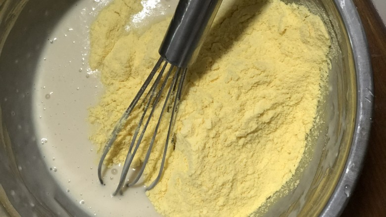 牛奶玉米发糕,加入玉米粉，搅拌均匀。
