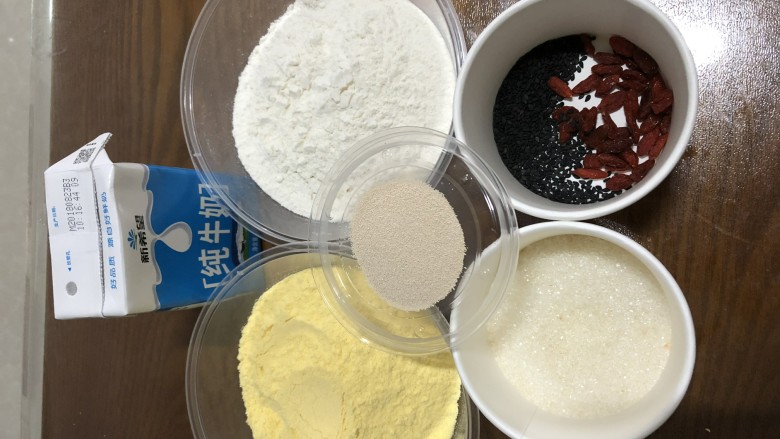 牛奶玉米发糕,准备备齐所需材料。