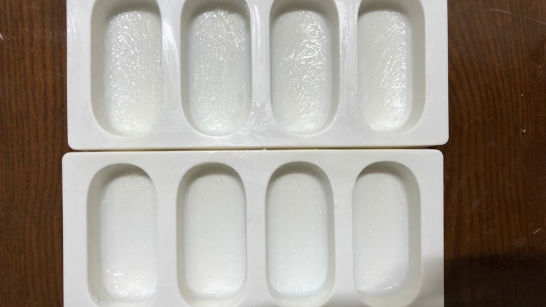 牛奶玉米发糕,模具洗净、擦干，抹上油备用。