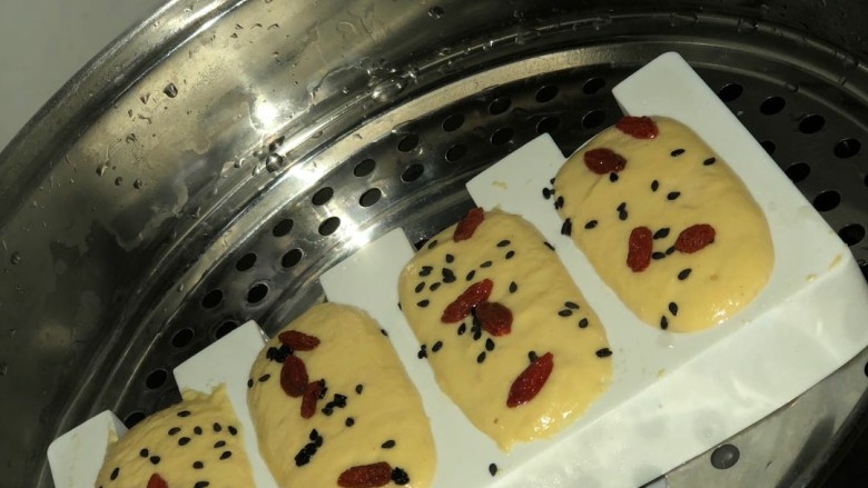 牛奶玉米发糕,入蒸锅，旺火蒸30分钟左右。