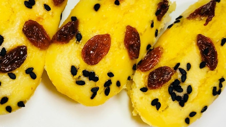 牛奶玉米发糕,出锅稍凉即可。