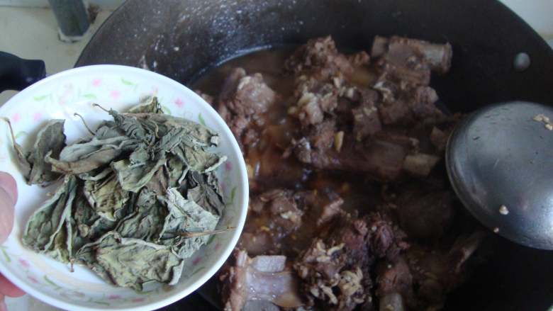 三杯排骨,加盐、糖、<a style='color:red;display:inline-block;' href='/shicai/ 3001'>罗勒</a>调味收汁
