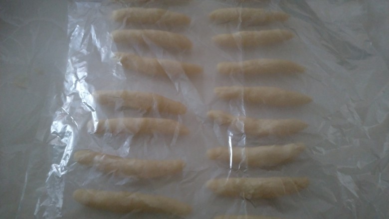 酥脆小麻花,盖上保鲜膜醒面15分钟。
