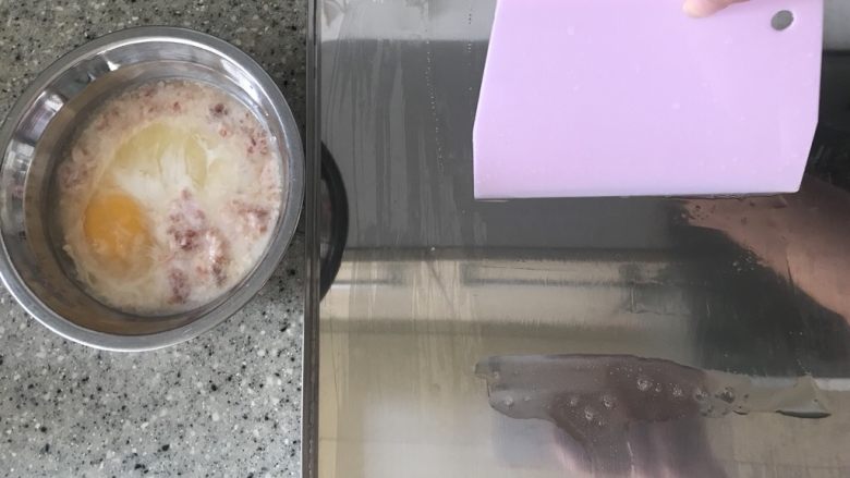 广式蒸肠粉,锅里的水烧开之后,放入少许油,用刮板均匀划开,这比毛刷,硅胶刷好用多了。