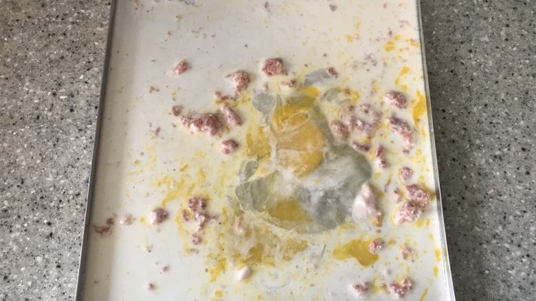 广式蒸肠粉,倒入刚刚准备好的材料,铺匀。倒之前记得搅拌,防止水粉分离。