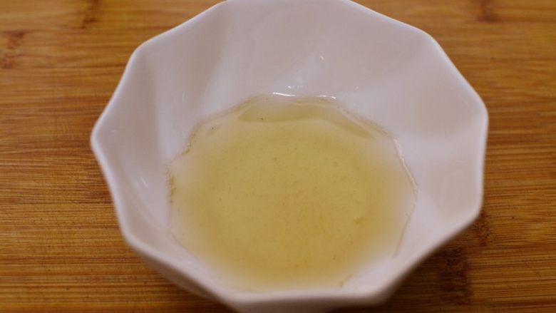 猪肉炖粉条,把油倒出来,不然成品会很腻。