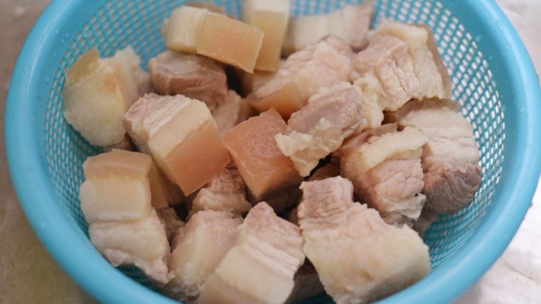 猪肉炖粉条,倒出五花肉,冲洗干净,沥干水分备用。