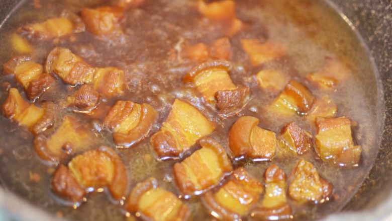 猪肉炖粉条,大火煮开后,盖上锅盖,转小火煮50分钟。打开锅盖,把锅里的配料捞出来丢掉。