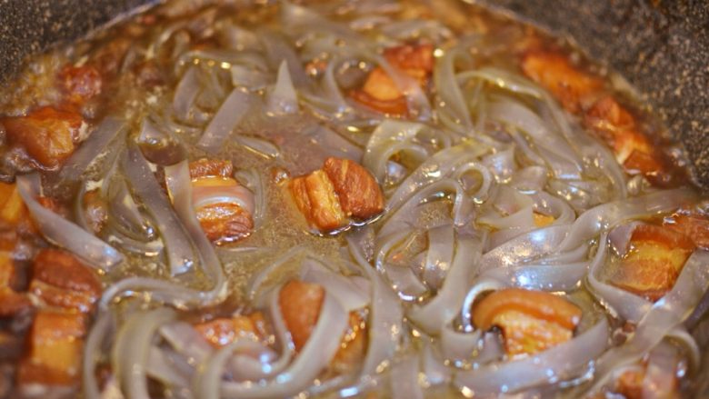 猪肉炖粉条,放入粉条和盐,再次煮开后,盖上锅盖转小火煮20分钟。