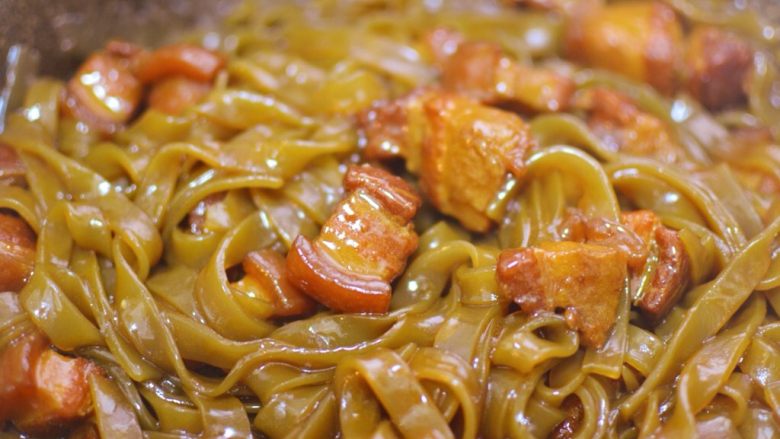 猪肉炖粉条,等粉条软烂之后,大火收汁。