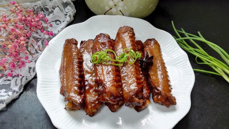 五香鸭翅,拍上成品图,一盘美味的五香鸭翅就完成了