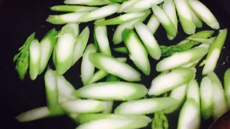 芦笋清炒百合,把芦笋放进开水中焯2分钟