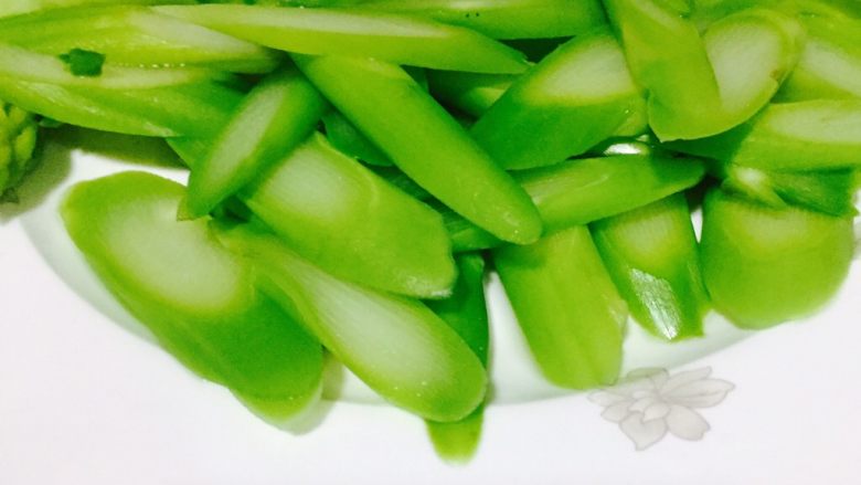 芦笋清炒百合,芦笋捞出备用