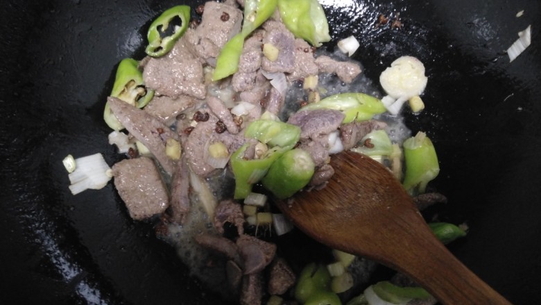 爆炒猪肝,炒制猪肝变色,放入<a style='color:red;display:inline-block;' href='/shicai/ 718'>料酒</a>翻炒均匀。