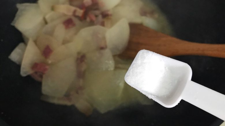 小米椒风肉炒冬瓜,两分钟后,加一丢丢细盐,由于风肉是带有咸味的,所以这里的细盐千万不要加多了