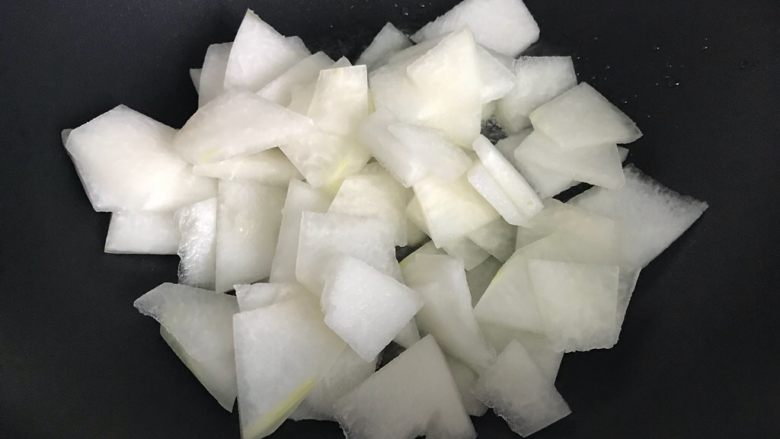 小米椒风肉炒冬瓜,待锅内油七分热时,下冬瓜,翻炒30秒