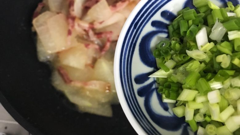 小米椒风肉炒冬瓜,加入小葱,翻炒均匀,即可