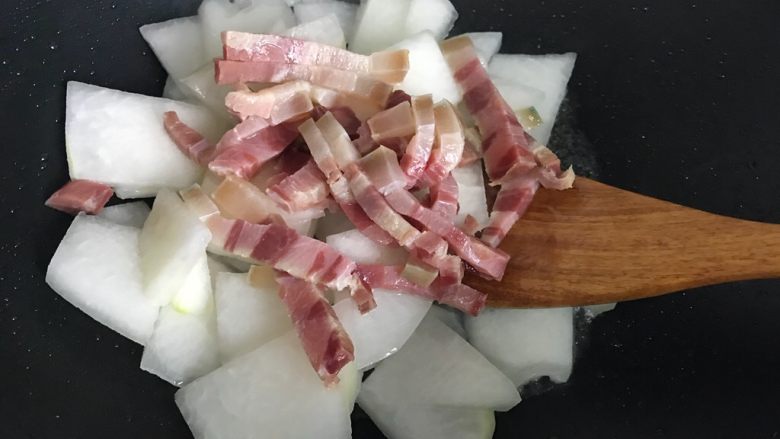 小米椒风肉炒冬瓜,加入风肉,翻炒30秒
