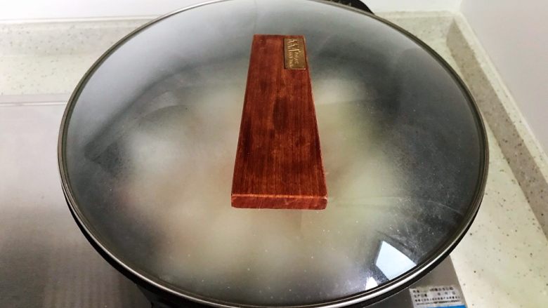 小米椒风肉炒冬瓜,大火烧开之后转小火,盖上锅盖,煮两分钟