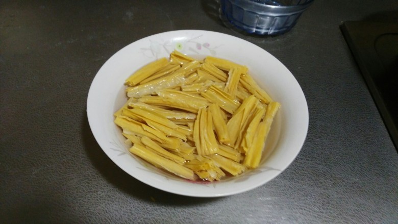 野山椒海带丝炒腐皮,先将<a style='color:red;display:inline-block;' href='/shicai/ 11156'>腐皮</a>泡软